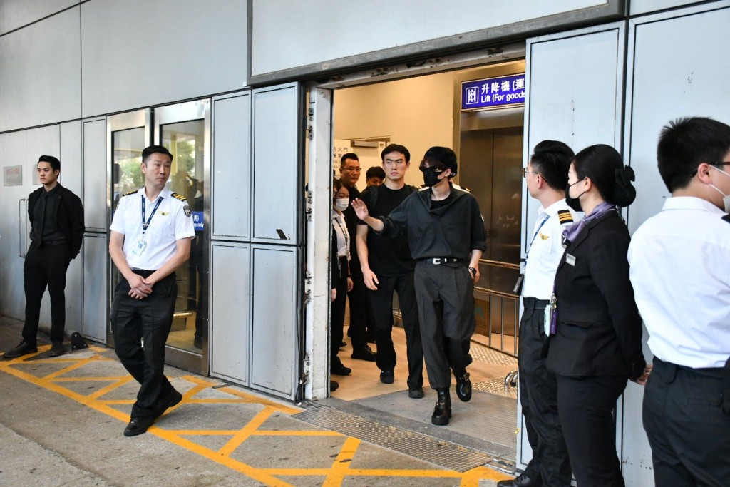 MINGYU離開冇耐,內地男星檀健次也從VIP通道步出。 MINGYU離開冇耐,內地男星檀健次也從VIP通道步出。