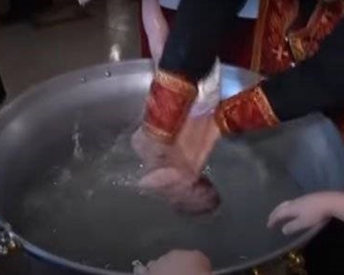 罗马尼亚婴孩头部浸入水中的仪式已有一千年历史。(示意图,并非文中当事人)