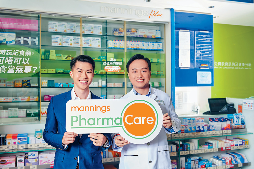 ■萬寧新業務總經理羅天志同旗下藥劑師介紹萬寧首創PharmaCare藥健保障計劃。