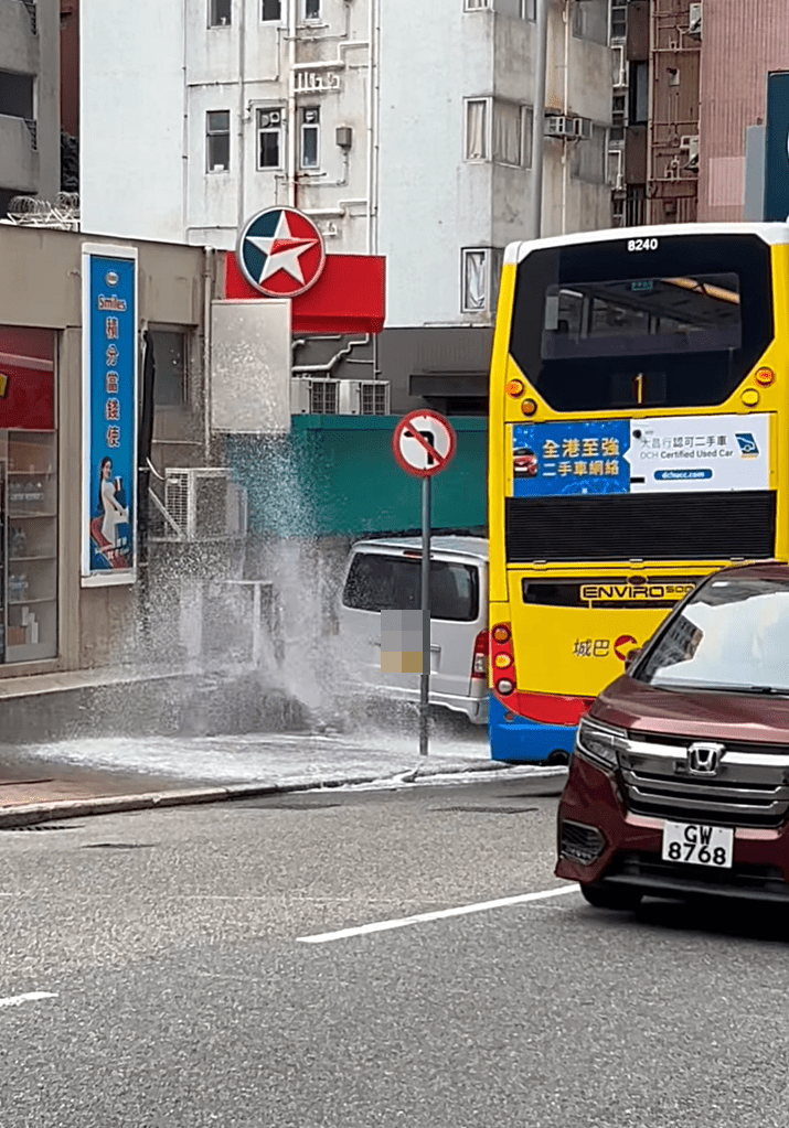 客貨車撞爆喉管水花四濺。fb：Happy Valley, Hong Kong  