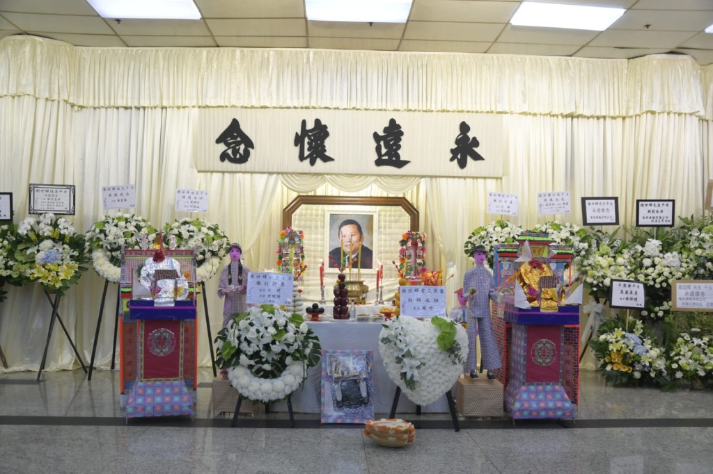 靈堂以白色及簡潔佈置為主。