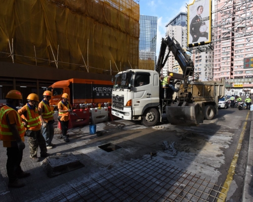 物華街路面下陷。