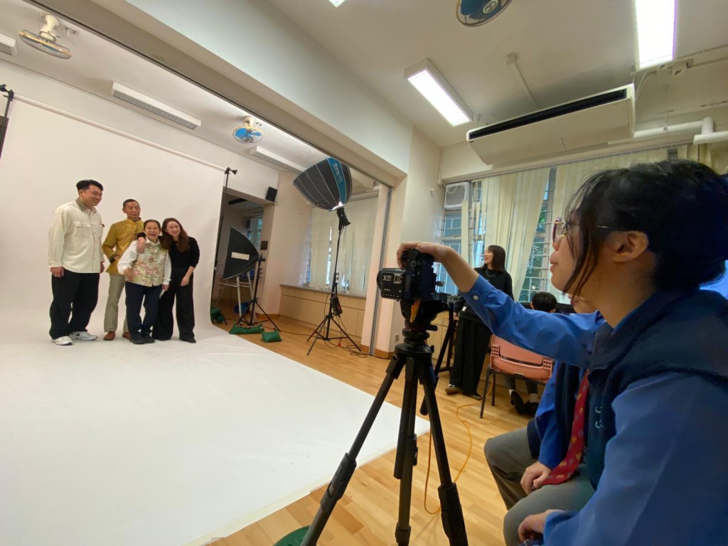 梁家齊同學全程落力參與，由佈置場地、講解流程、打燈拍照、造型指導及後期選相等流程均一手包辦。