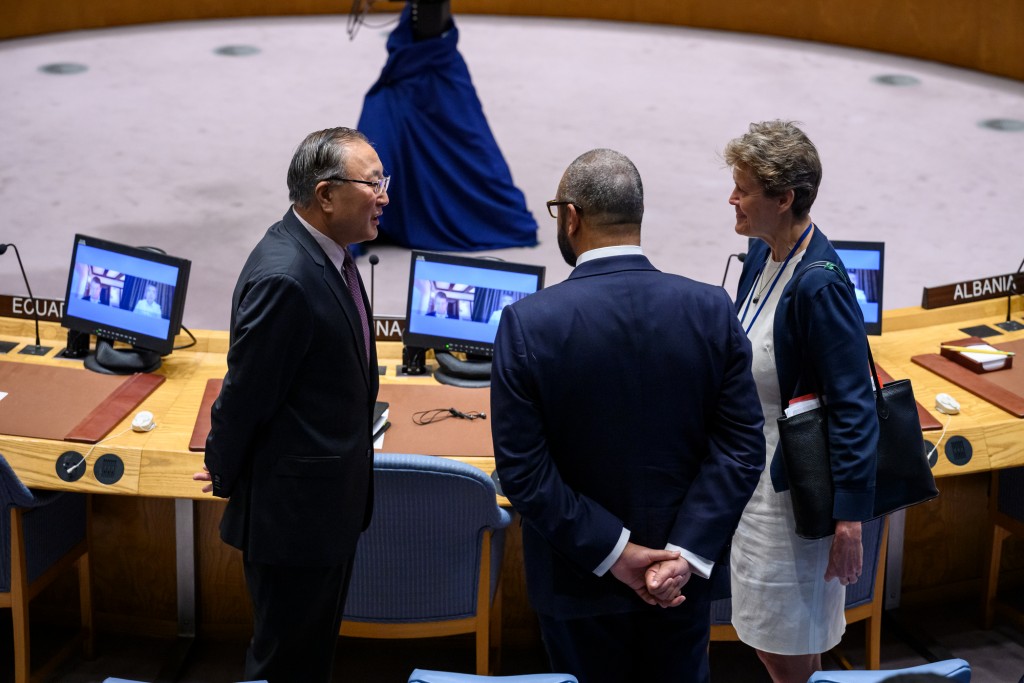 中國常駐聯合國代表張軍（左一）在人工智能與安全問題高級別公開會前和與會代表交談。新華社