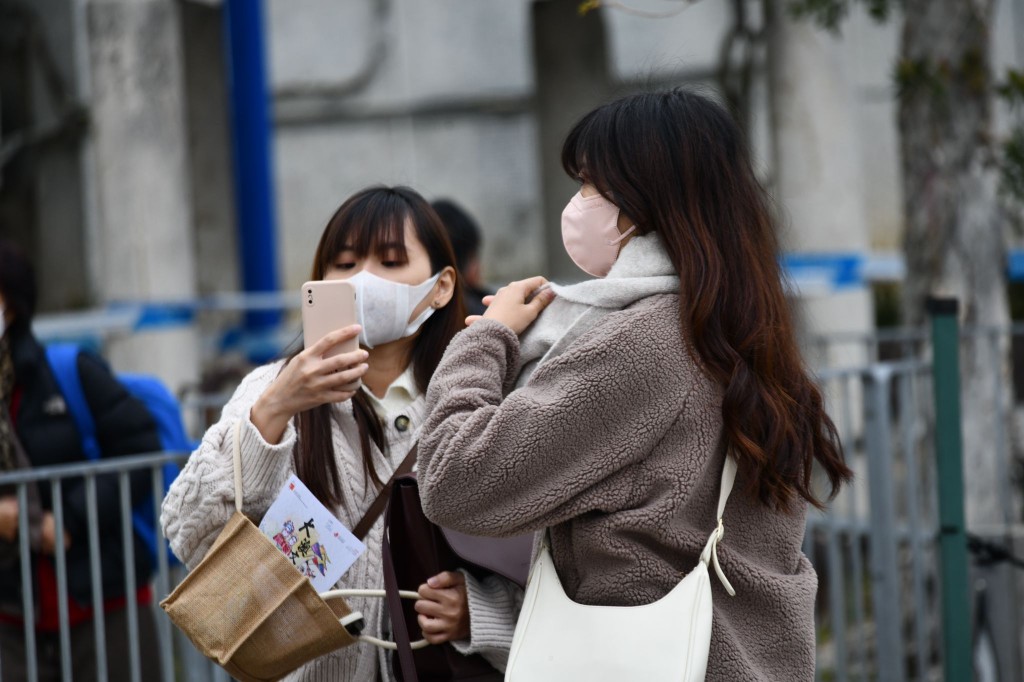 市民外出添加外套頸巾手套等。