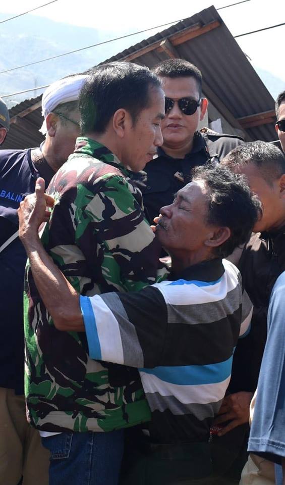 維多多facebook上一張擁抱悲傷災民的照片。圖:維多多fb