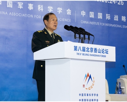 魏鳳和在論壇上不點名批評彭斯。新華社