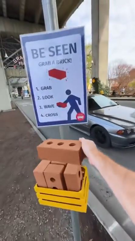 加拿大有团体为令当局关注司机斑马线前不停车，向行人提供「假砖」逼司机礼让行人。