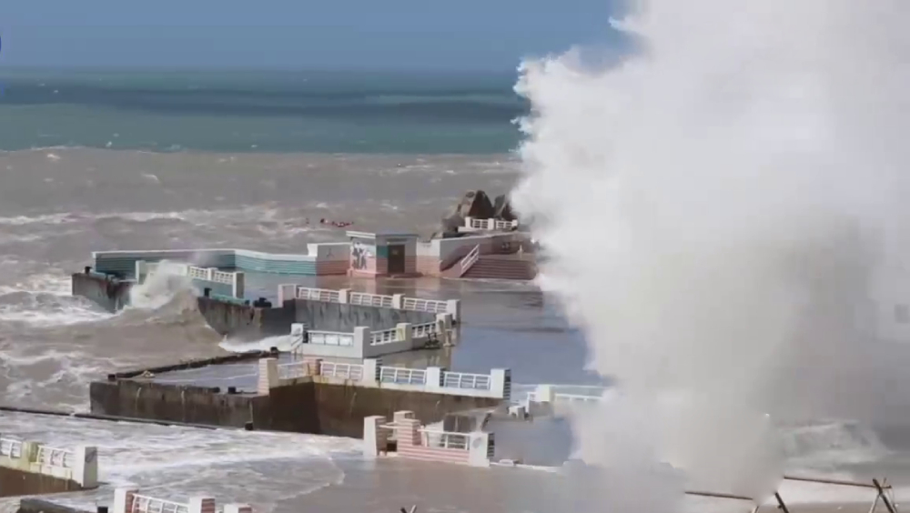 受颱風格美影響，浙江舟山東極島沿海掀巨浪。