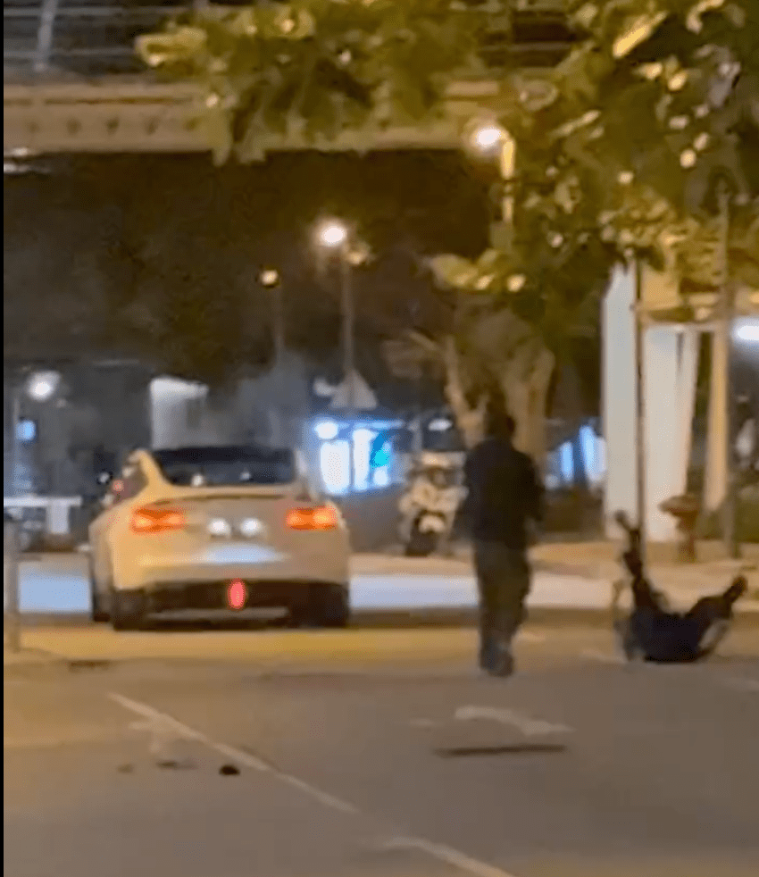 軍裝警員跌倒,受傷倒地。網上片段截圖 軍裝警員跌倒,受傷倒地。網上片段截圖