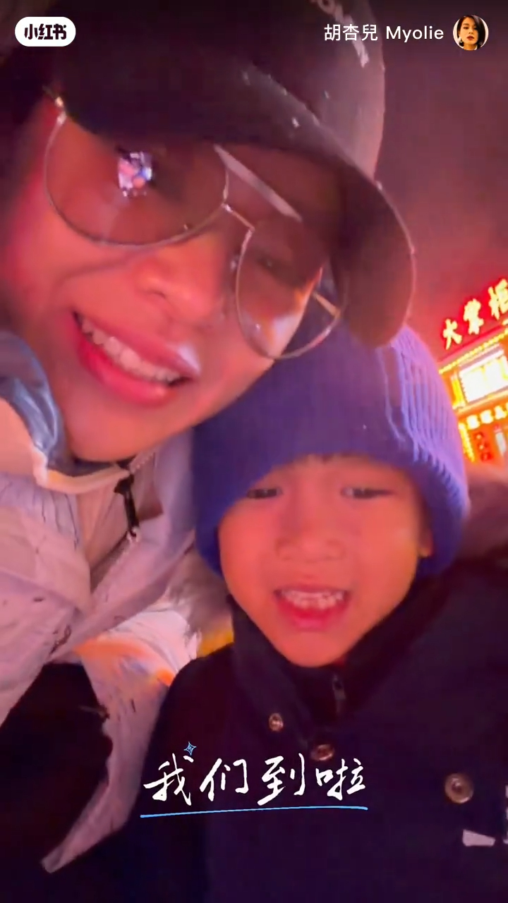 胡杏兒在冰天雪地上,全程跟囝囝玩得很開心。 胡杏兒在冰天雪地上,全程跟囝囝玩得很開心。