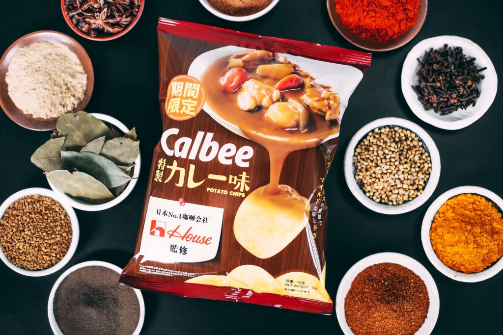 卡乐B与日本咖喱界专家House Foods联手推出的特制咖喱味薯片。