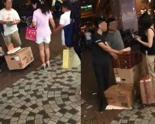 上水新達廣場的美心餅店外，有兩檔小販售賣美心流心月餅及月餅券。影片截圖