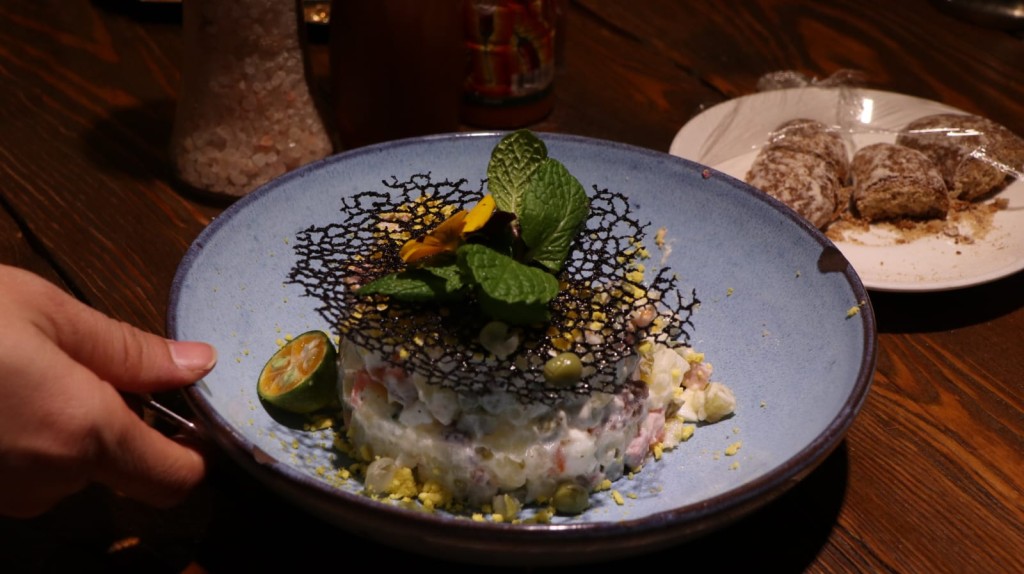 當地的俄羅斯餐廳，提供的食物極具特色。