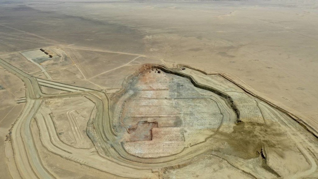 阿联酋媒体《国家报》报道指，沙特阿拉伯矿业公司对位于沙特中部偏西的曼苏拉马萨拉金矿以南绵延100公里的区域进行勘探，并发现与金矿相似的地质结构和矿床。