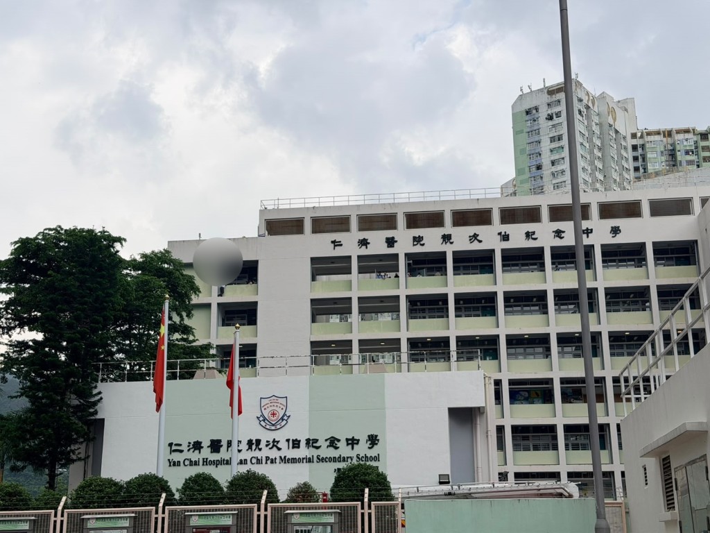 男生危站石壆外。梁國峰攝 男生危站石壆外。梁國峰攝