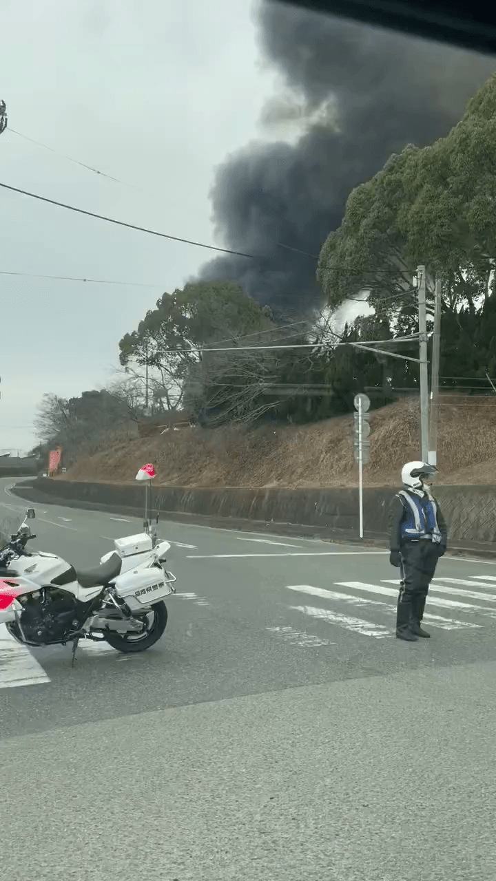 日本福岡縣飯塚市一間公司發生氣體爆炸，遠處可以濃煙衝天。 X平台