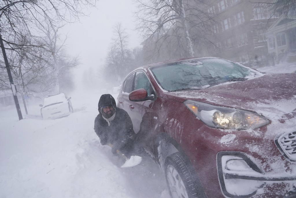 大雪令美國部分最繁忙的交通路線關閉。美聯社
