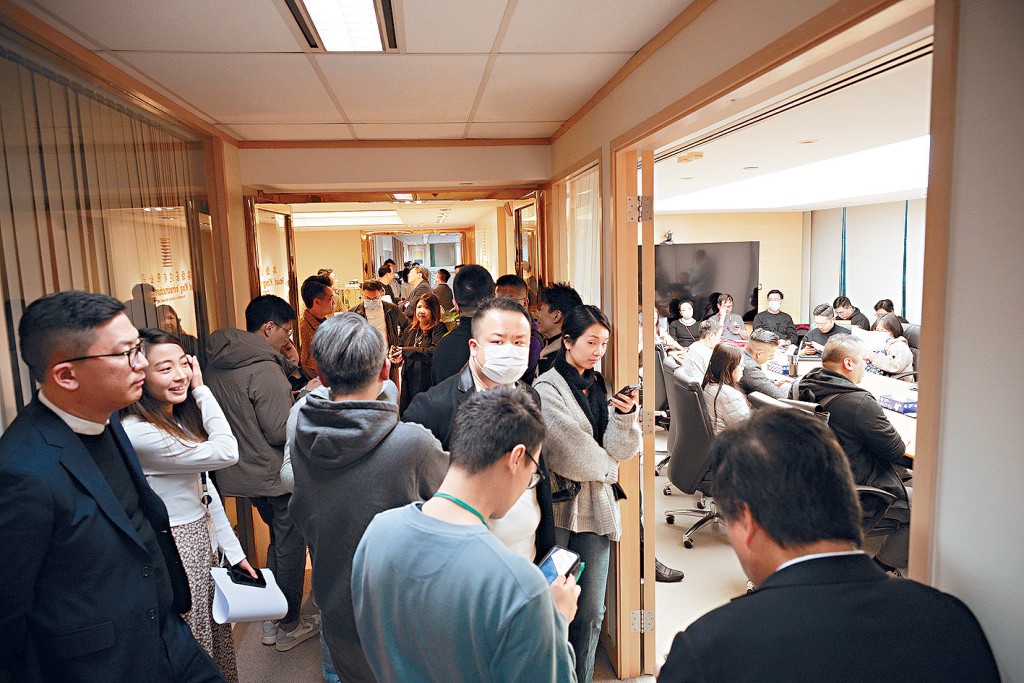 路勁屯門凱和山昨發售新一批單位,吸引多組準買家到場揀樓。