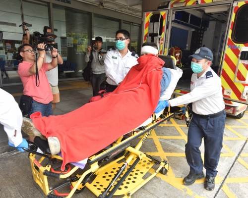 男工人頭部受傷送院。楊偉亨攝