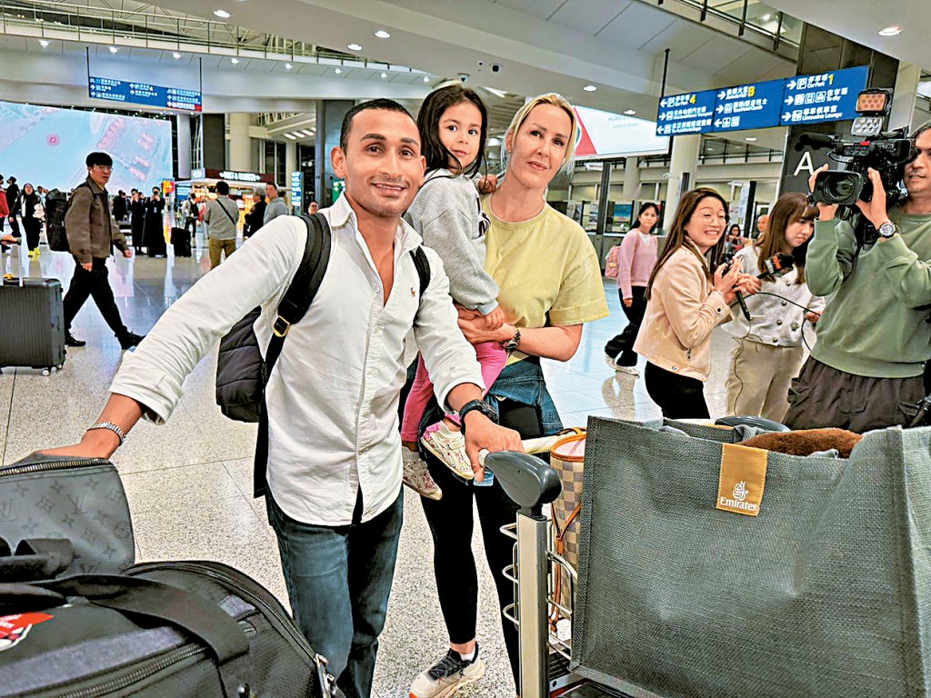 骑师田泰安与家人昨日顺利返港。