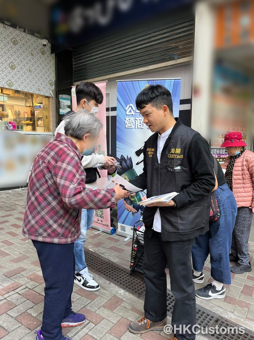 海關及警方人員到黃大仙提醒長者精明消費。香港海關facebook圖片