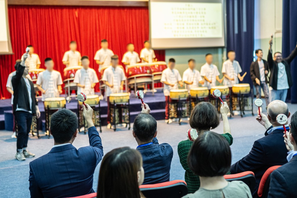嘉宾及学员家长以手摇鼓与鼓班学员一起合奏《中国人》。