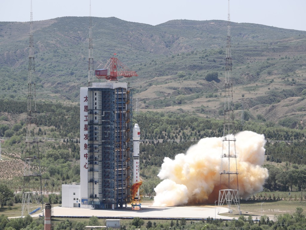 太原衛星發射中心長征二號丁運載火箭發射中。新華社