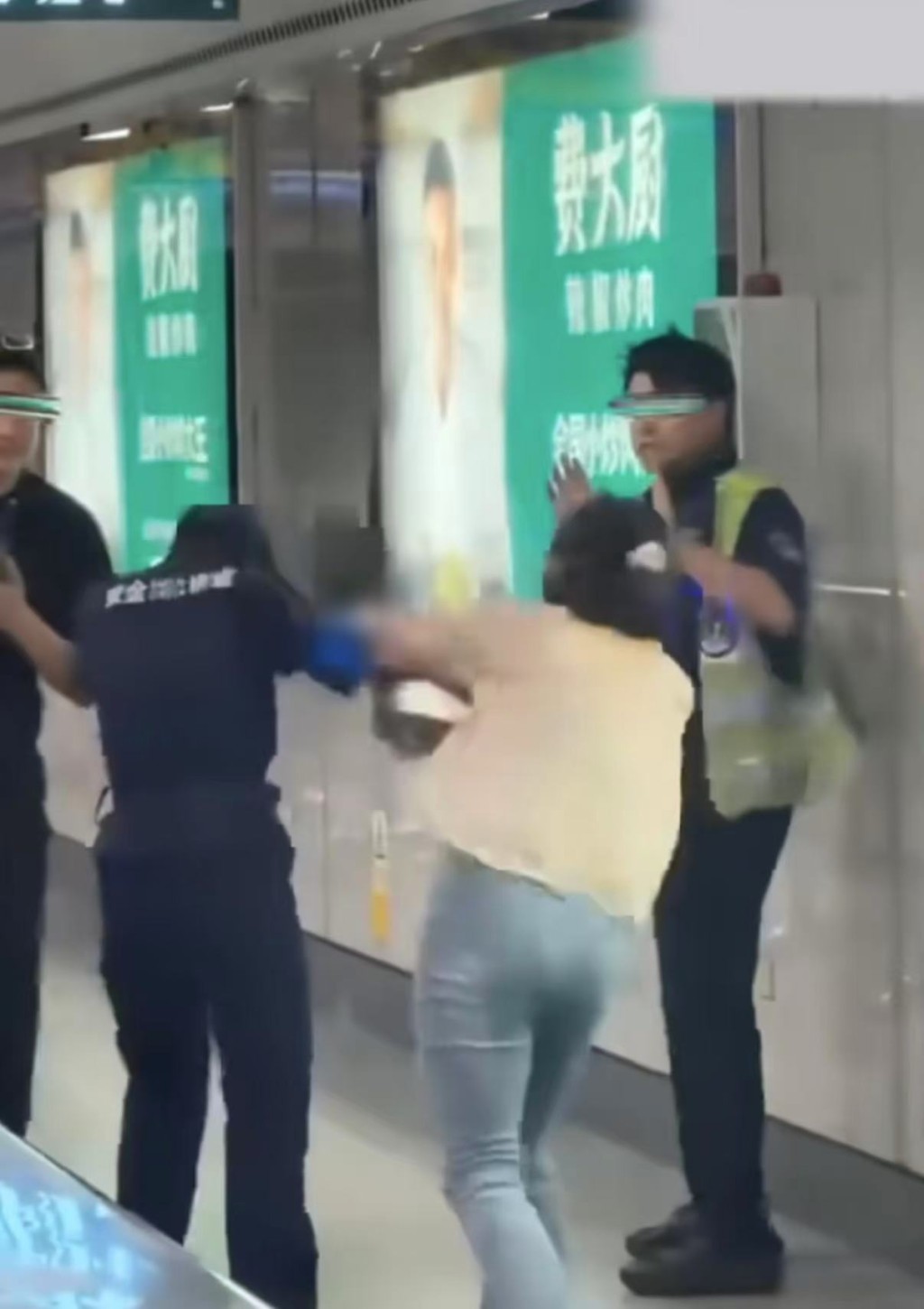 深圳女拒安檢猛砸地鐵工作人員。微博@今事 深圳女拒安檢猛砸地鐵工作人員。微博@今事