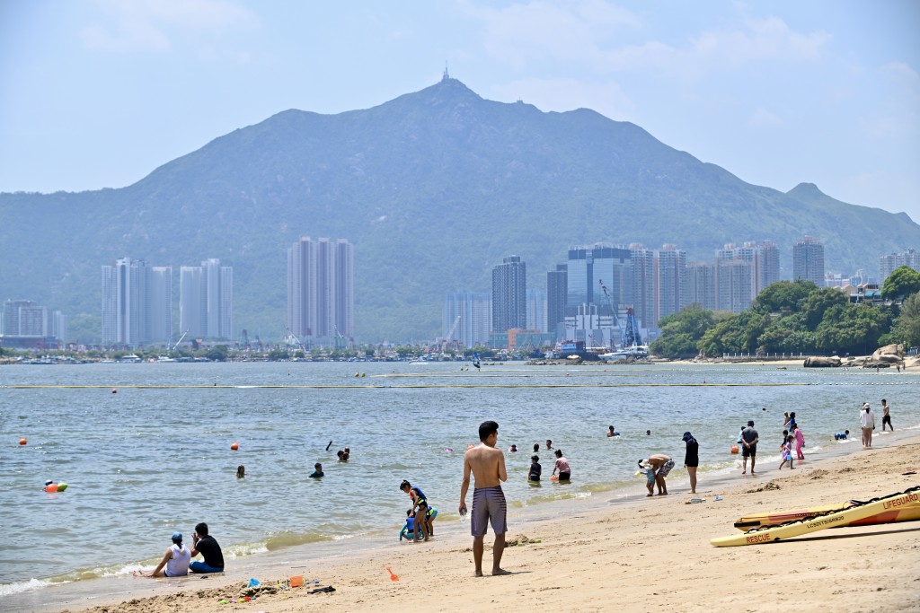 不沙市民到海灘消暑。劉駿軒攝 不沙市民到海灘消暑。劉駿軒攝