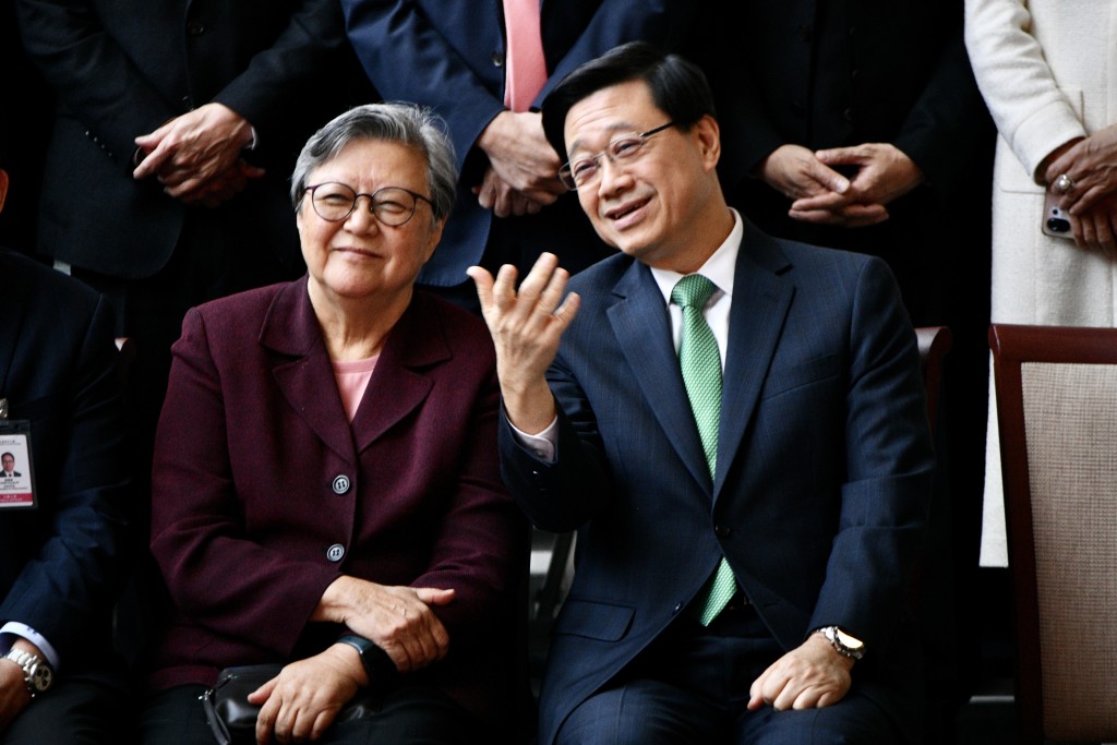行政长官李家超（右）和前立法会主席范徐丽泰（左）。卢江球摄