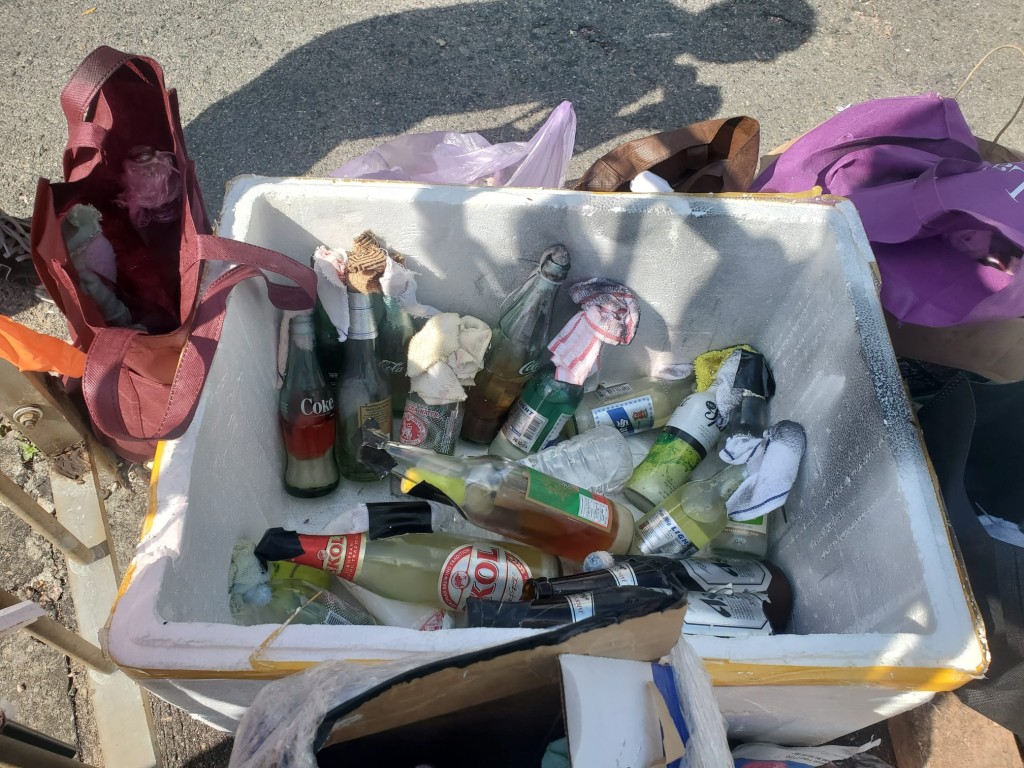 發現的懷疑汽油彈和壓縮氣體。