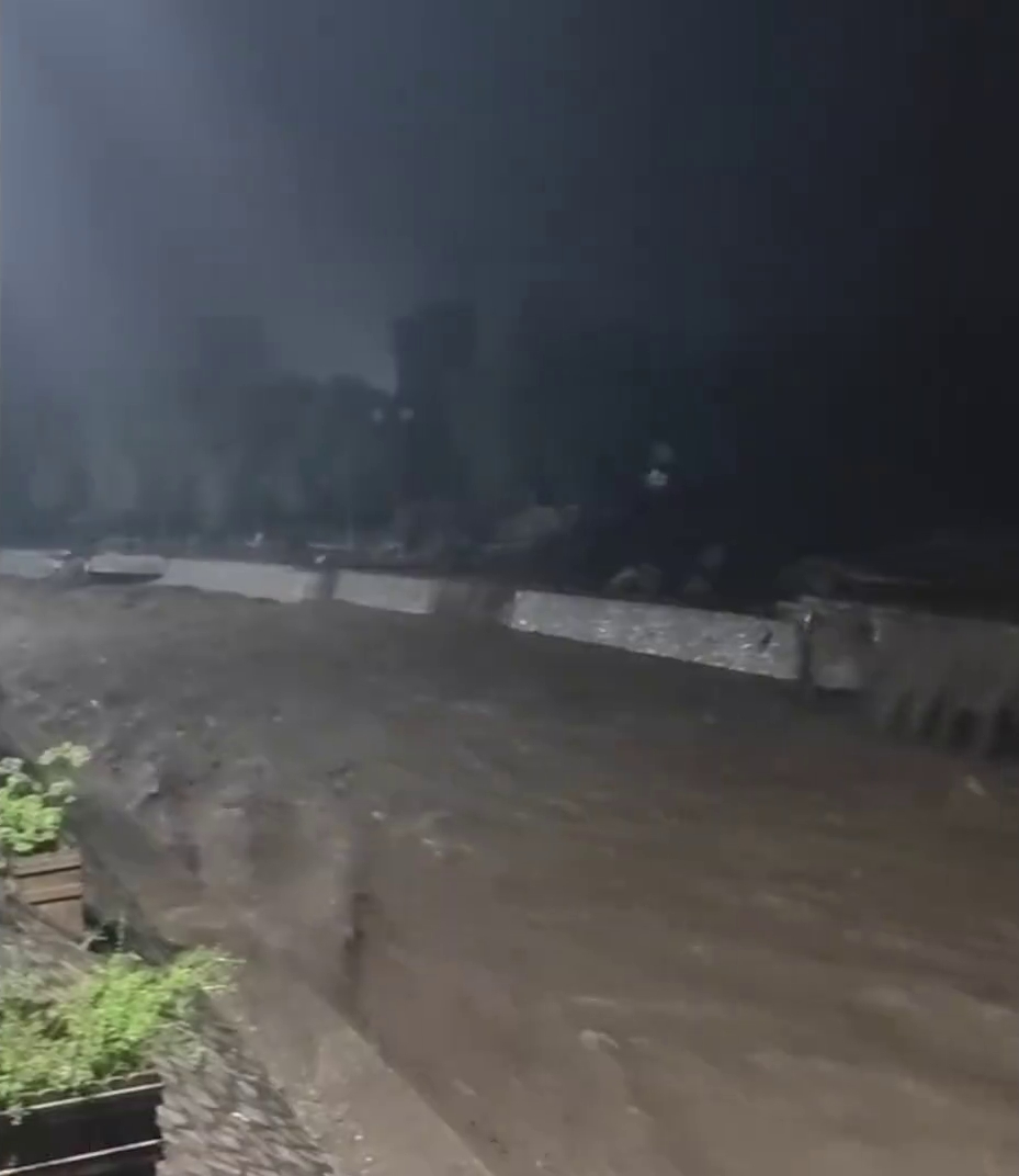 網上流傳影片可見，河道水漲周圍部分設施受損，車輛被沖走、路基被沖垮。