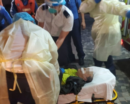 男子在獲救時已口吐白沫並陷入昏迷。