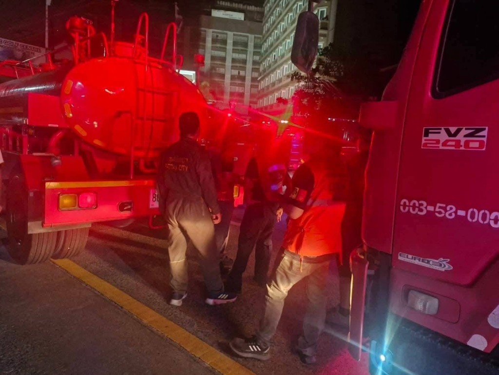 大批消防员赶到。 fb / Fire & Rescue Thailand