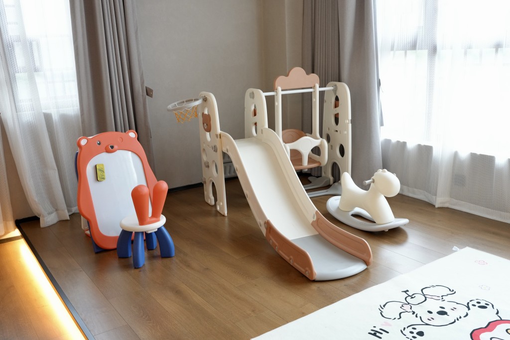 童趣親子房自帶迷你playhouse,有齊滑梯和小韆鞦等, 較適合2至6歲小朋友。(圖片來源:《親子王》) 童趣親子房自帶迷你playhouse,有齊滑梯和小韆鞦等, 較適合2至6歲小朋友。(圖片來源:《親子王》)