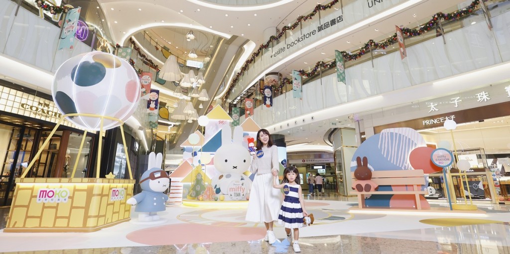 miffy从故乡荷兰远道而来，在MOKO 新世纪广场以北欧简约清新的水彩格调打造miffy 北欧冬雪艺术村。