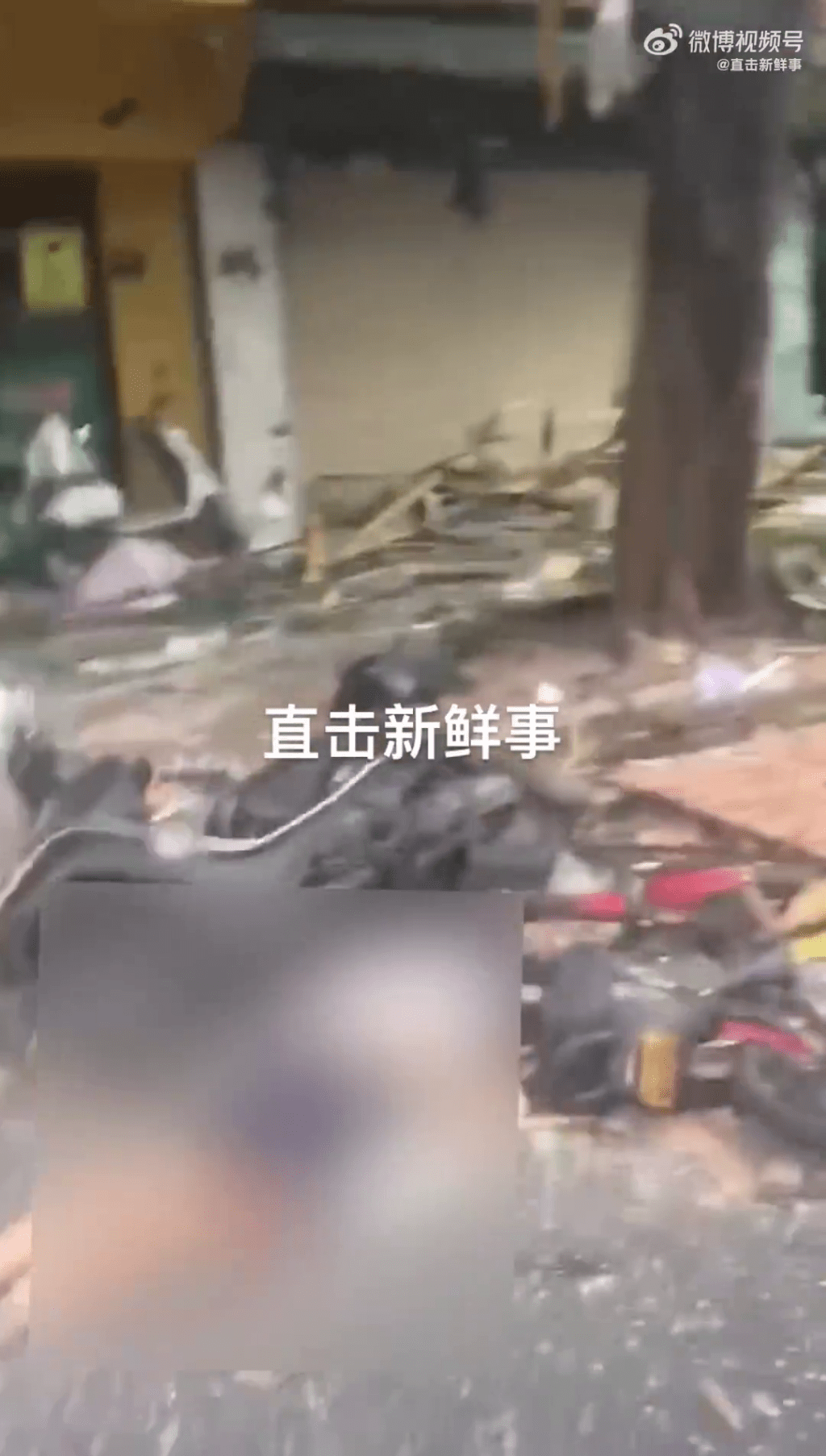 汕頭一快餐店發生石油氣罐爆炸，網傳影片疑似有死傷者躺在快餐店對出地上。網片截圖