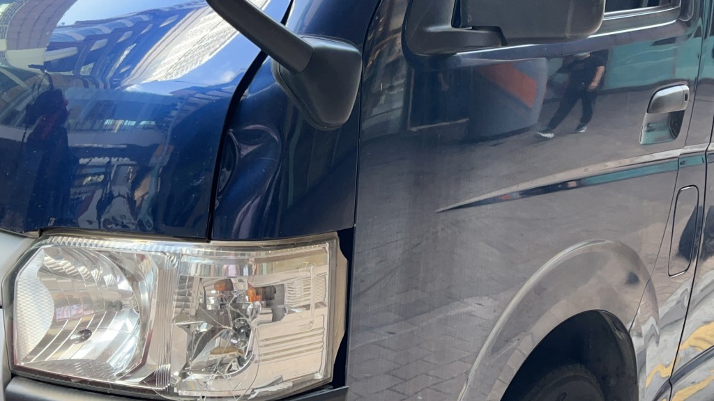 客貨車車頭有損毀。 客貨車車頭有損毀。