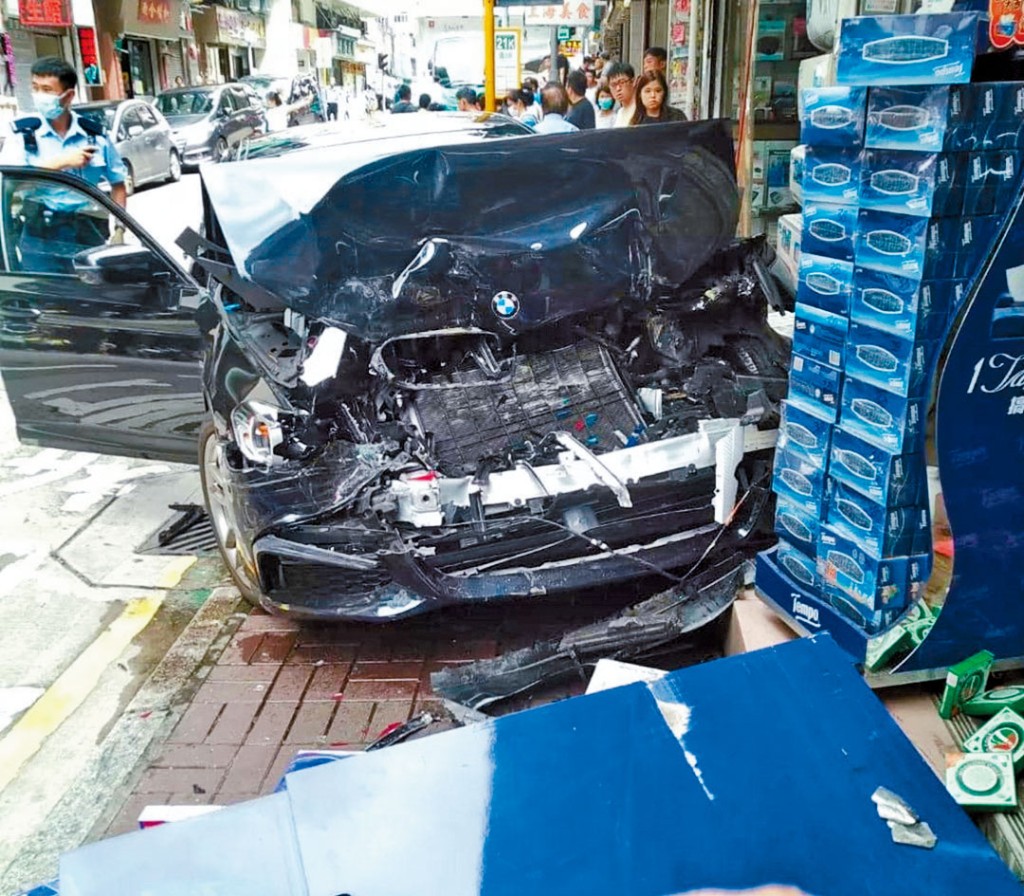 房車剷上左邊行人路，險撞入店舖。