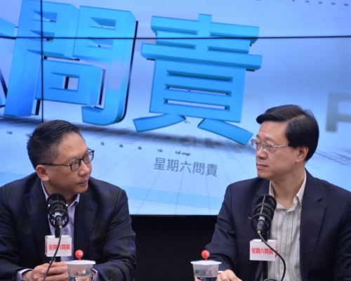 袁國強（左）和李家超為一地兩檢解畫。
