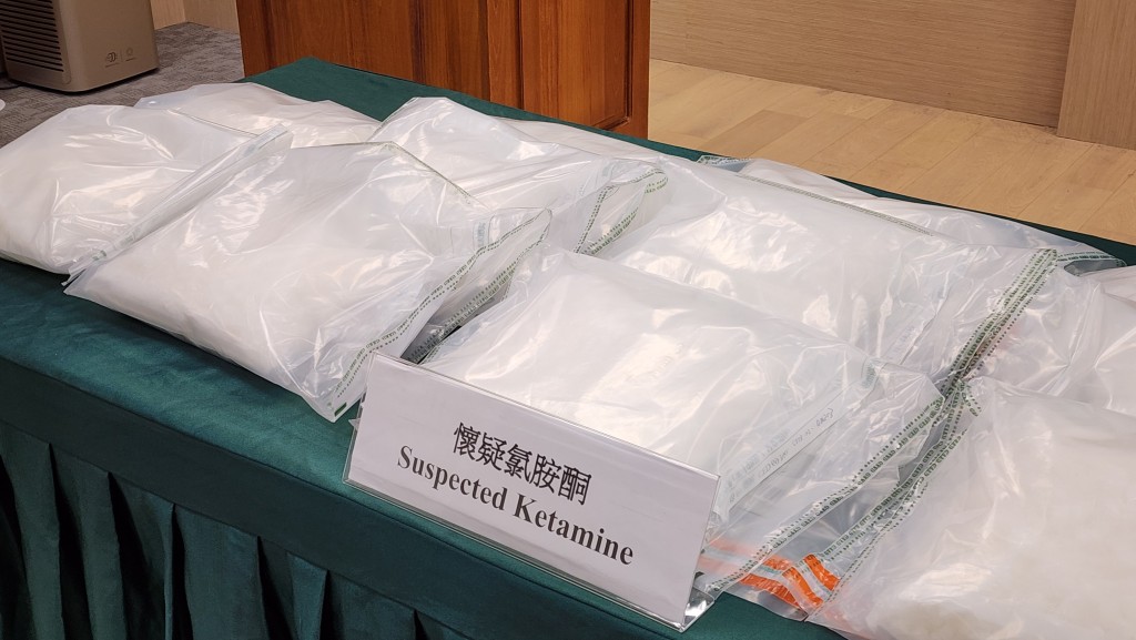 海關檢獲約40公斤懷疑氯胺酮及約15公斤懷疑大麻花，市值共約1600萬元。黃文威攝