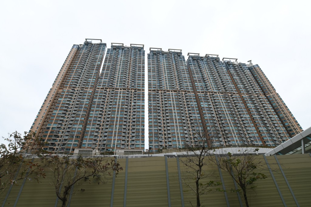 馬鞍山銀湖・天峰5座高層G室,面積695方呎,屬3房間隔,以1,090萬元成交,呎價約15,683元。 馬鞍山銀湖・天峰5座高層G室,面積695方呎,屬3房間隔,以1,090萬元成交,呎價約15,683元。