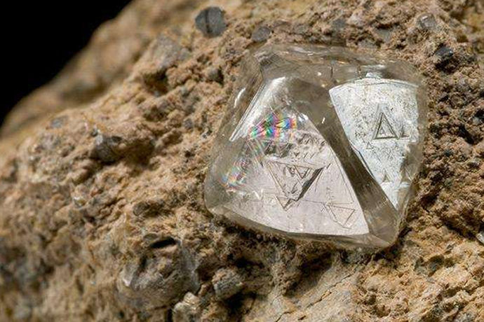 內地現時培育出一顆寶石級的鑽石，只要短短數周，純度、凈度、光澤都毫不遜色天然鑽石，但價格卻比天然鑽石低了一半以上。