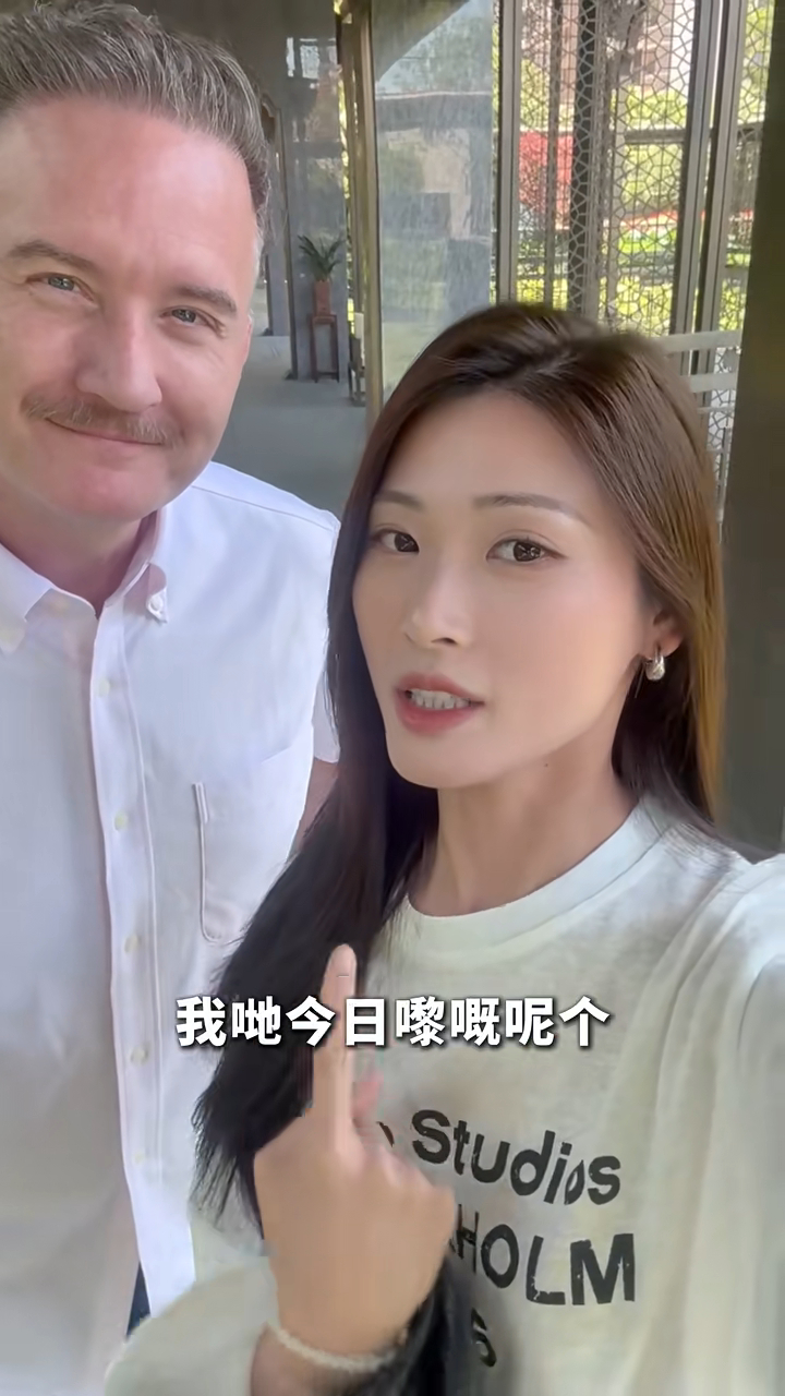 布偉傑近月進軍內地地產界,拍下多段「探房」影片,布偉傑對新拍檔花花似乎相當鍾情。 布偉傑近月進軍內地地產界,拍下多段「探房」影片,布偉傑對新拍檔花花似乎相當鍾情。