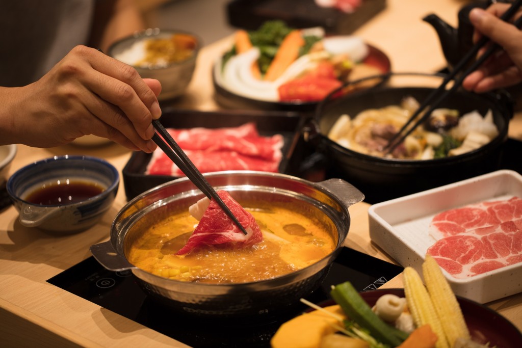 可选择寿一人一锅的寿喜烧或涮涮锅——锅处Hana 和牛放题