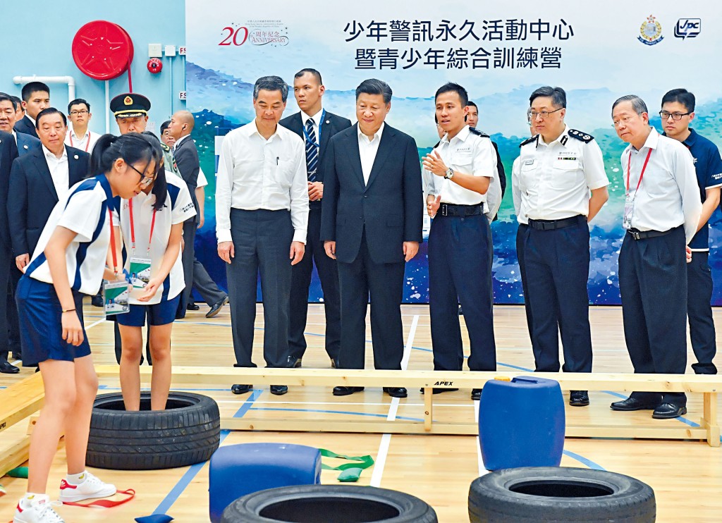一七年香港回歸祖國二十周年，國家主席習近平參觀八鄉少訊中心，與少年警訊會員交流，要員保護組總督察許方普（左二）貼身保護。 