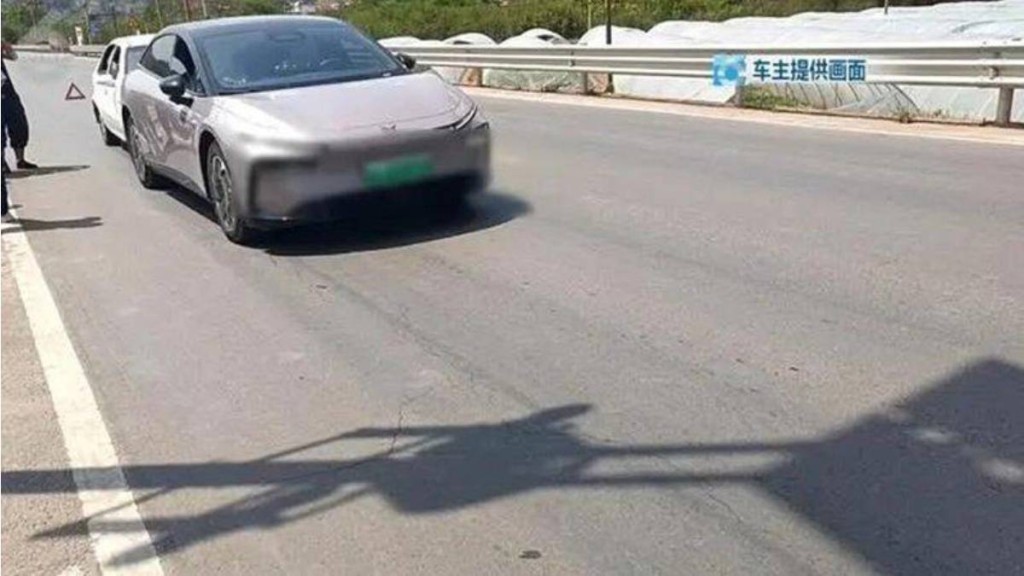 小鵬汽車的智駕系統誤判燈影為障礙物。