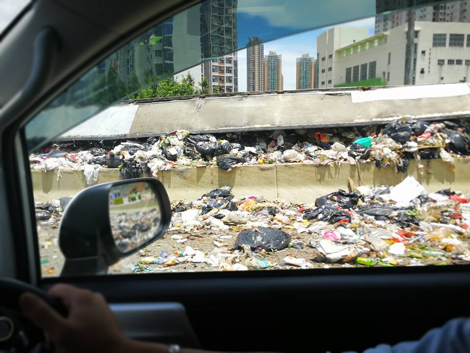 垃圾散落一地,更越過對面行車線。
