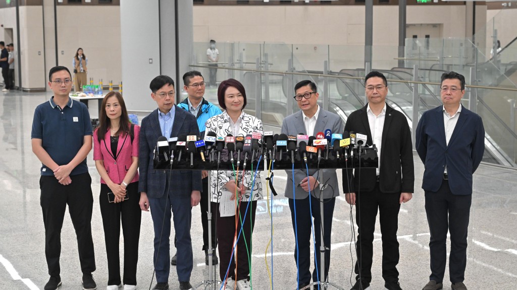 保安局局長鄧炳強今日（8月1日）邀請多名立法會議員及傳媒代表到場參觀，了解口岸設施及運作。政府新聞處圖片